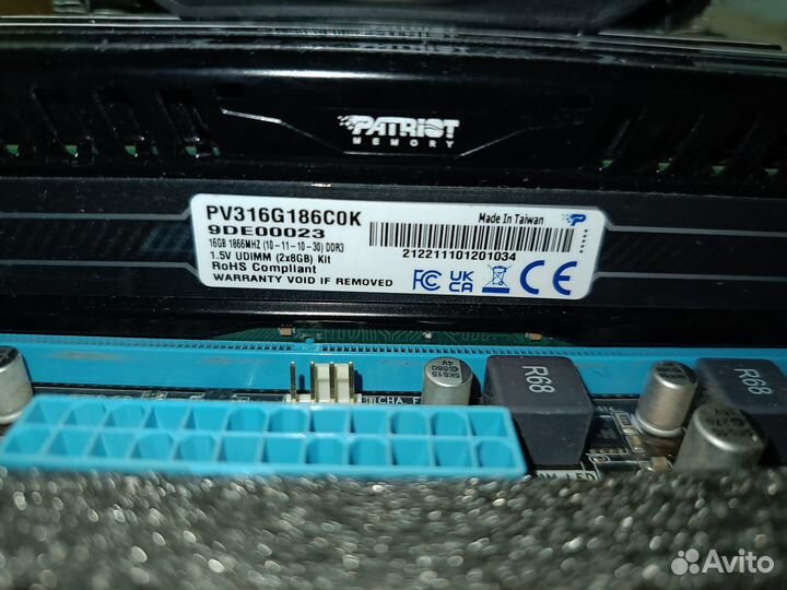 Материнская плата с процессором и памятью