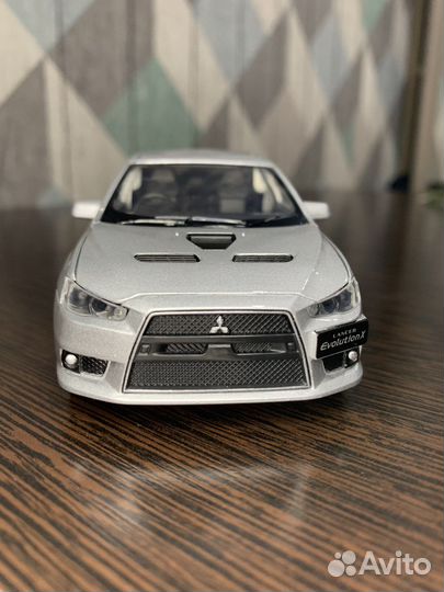 Коллекционная машинка Mitsubishi evolution lancer