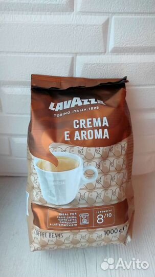 Кофе, гранулированный шоколад и молоко