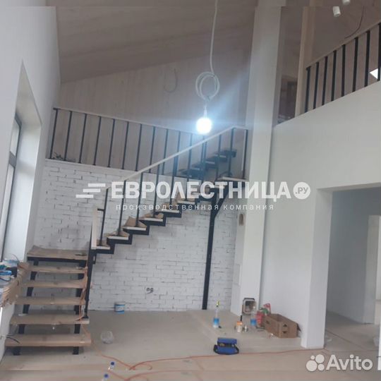 Лестница на металле с деревянными ступенями