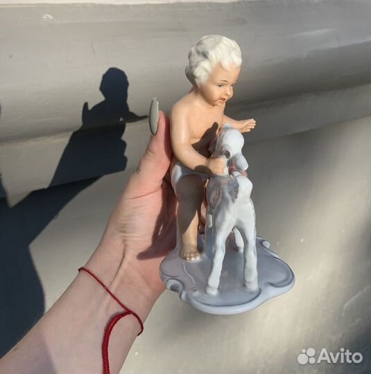 Статуэтка Мальчик с ягненком