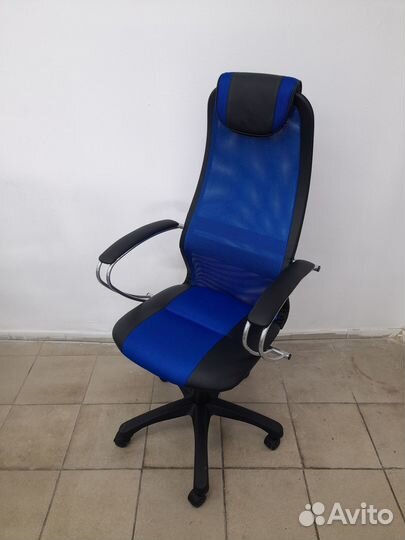 Компьютерное кресло синее. С подлокотниками