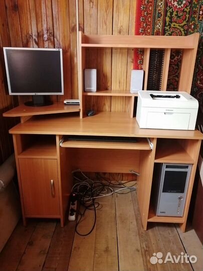 Компьютер с компьютерным столом и принтер