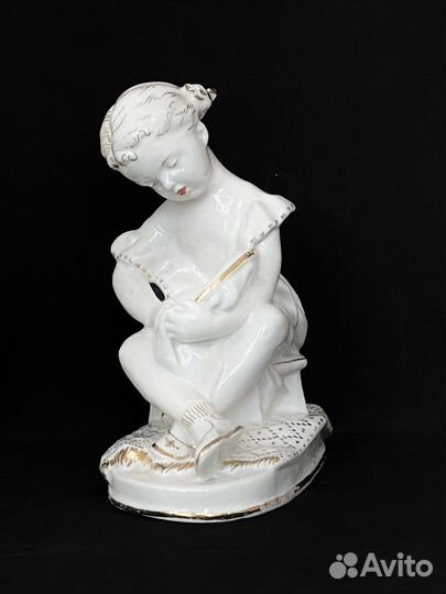 Статуэтка Юная вышивальщица