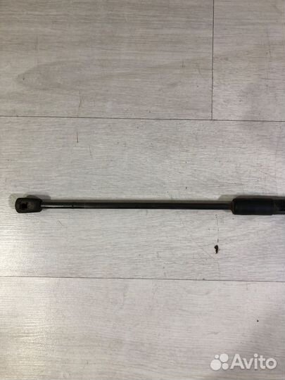 Газовый упор крышки багажника renault sandero 1 1