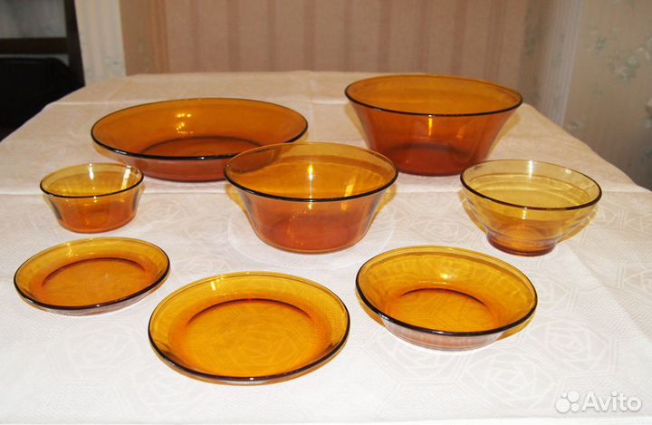 Столовая посуда из светлорыжего стекла