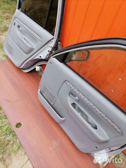 Двери на Мазда demio