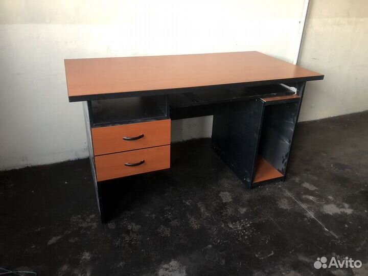 Стол для компьютера с ящиками
