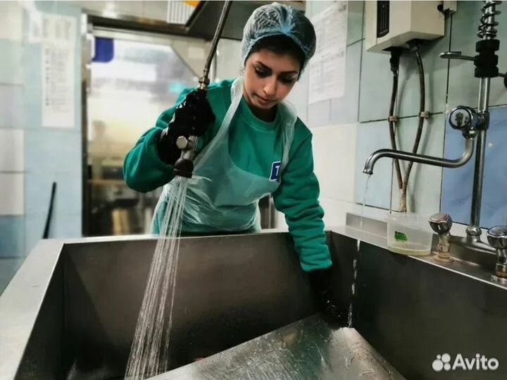 Мойщица посуды