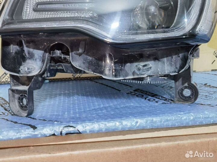 Фара левая Jeep Grand Cherokee WK2