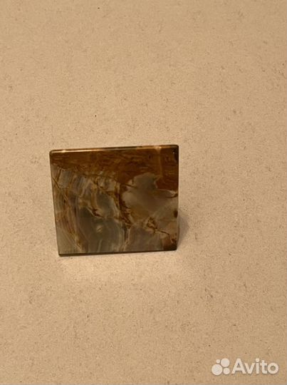 Пирамида из камня оникс