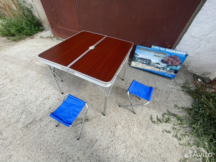 Стол и стулья для отдыха