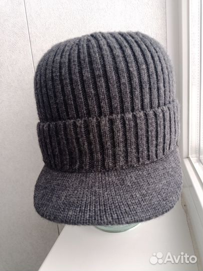 Шапка вязанная с козырьком