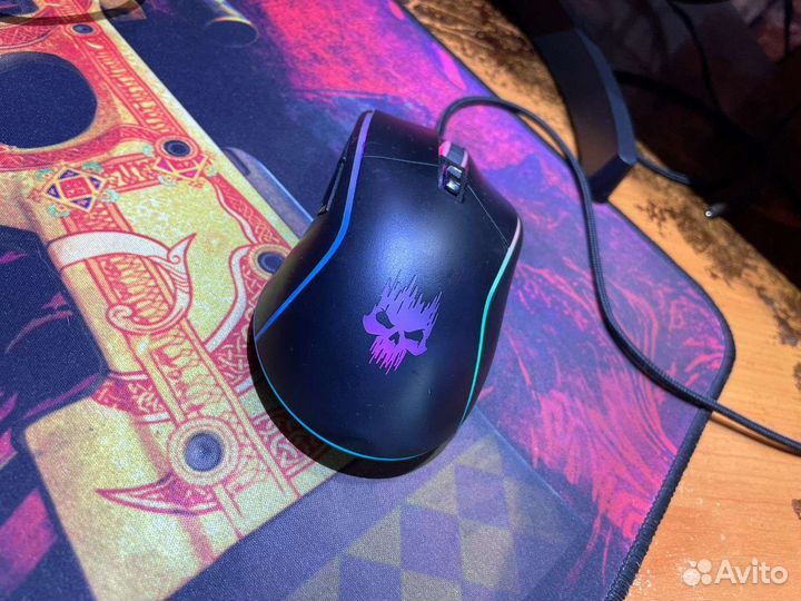 Игровой компьютер с монитором и клавиатурой