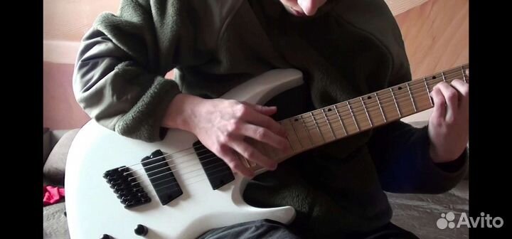 Учитель игры на гитаре