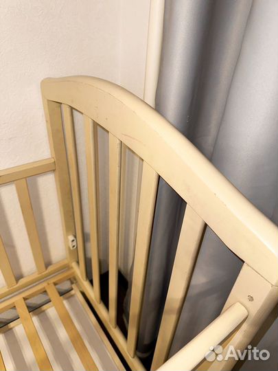 Детская кроватка с маятником и ящиком