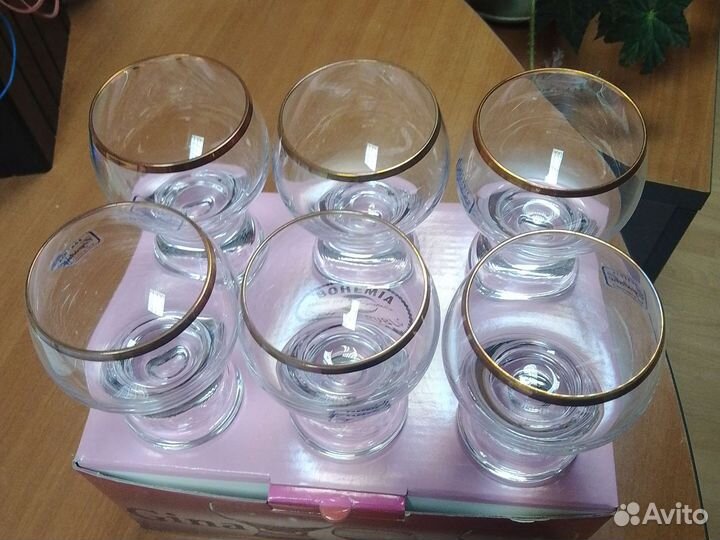 Хрустальные рюмки на ножке