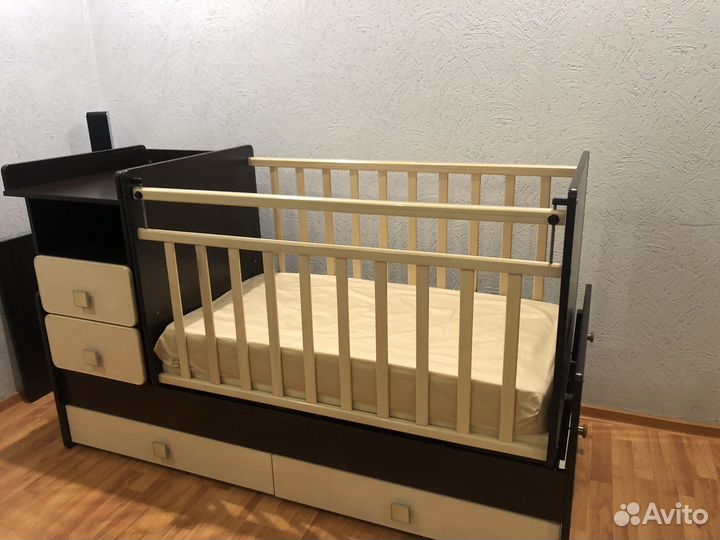 Детская кроватка с маятником