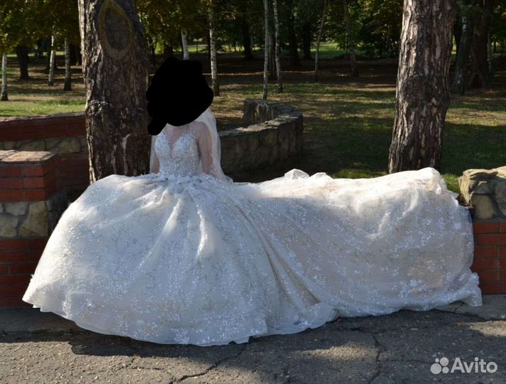 Свадебное платье со шлейфом