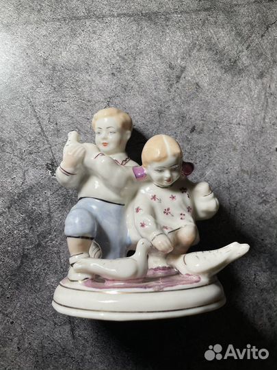 Статуэтка винтаж Дети кормят голубей