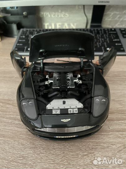 Aston Martin V12 Vanquish коллекционная модель