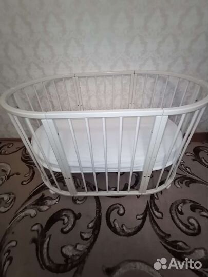 Детская кроватка с маятником