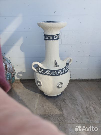 Кувшин декоративный для сада из бетона