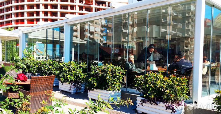 Безрамное остекление кафе