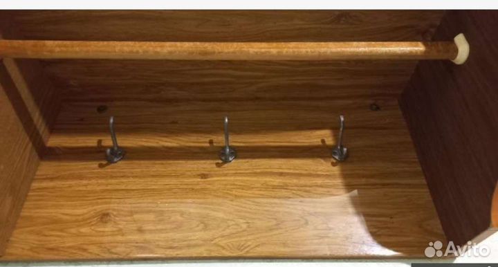 Полка-вешалка настенная