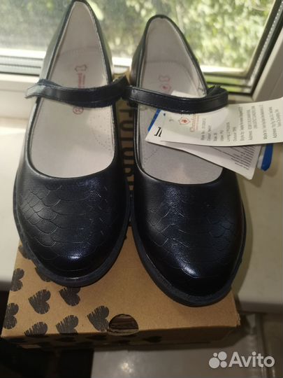 3 пары школьных. Новых, туфель35 размер