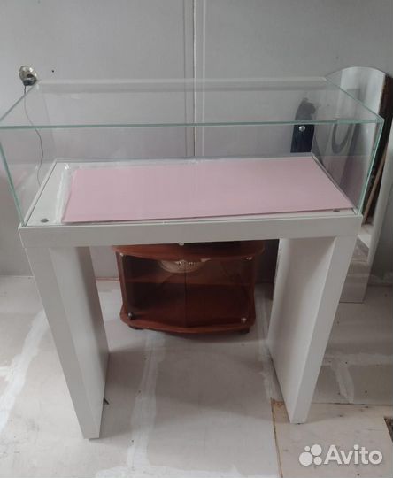 Столик для украшений, витрина