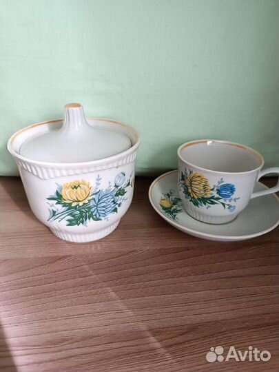 Чашки с блюдцами