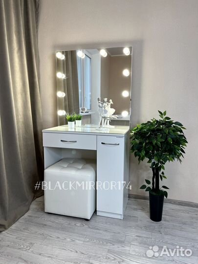 Туалетный стол с тумбой для гостиной белый