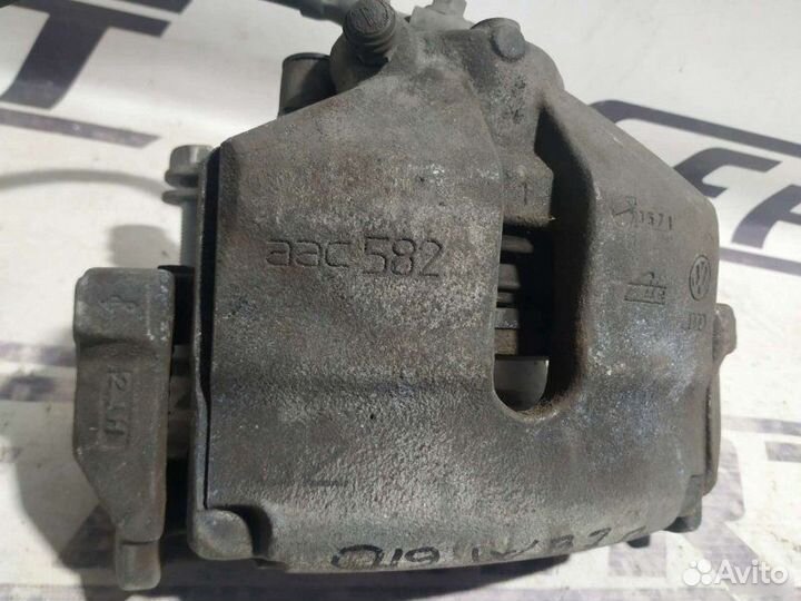 Суппорт передний правый Volkswagen Passat B7