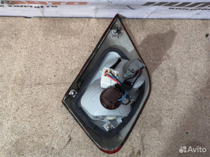 Фонарь правый в крышку багажника Митсубиси Каризма