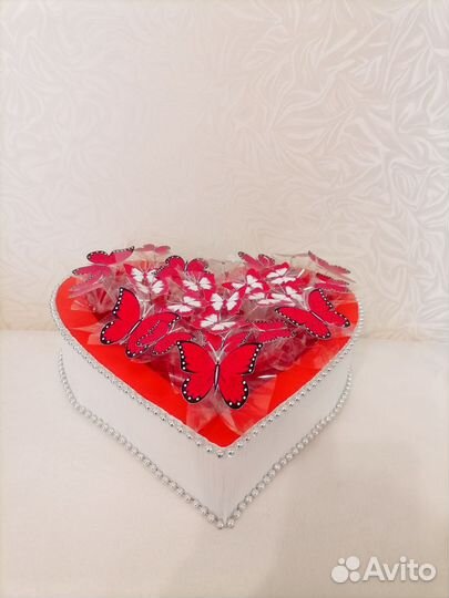 Бокс с подсветкой из бабочек