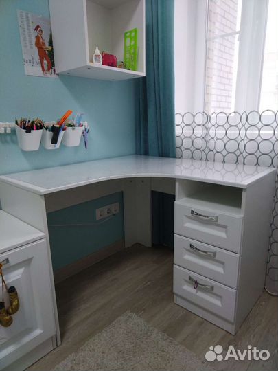 Стол угловой, стул, полки