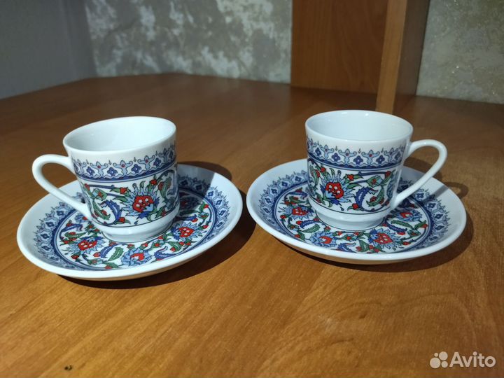 Кофейные чашки с блюдцами