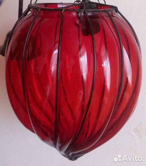 Люстры из красного стекла