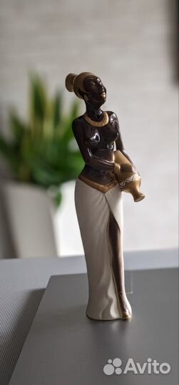Статуэтка Эфиопка с кувшином