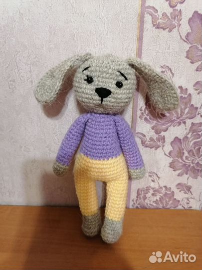 Вязаная игрушка зайка