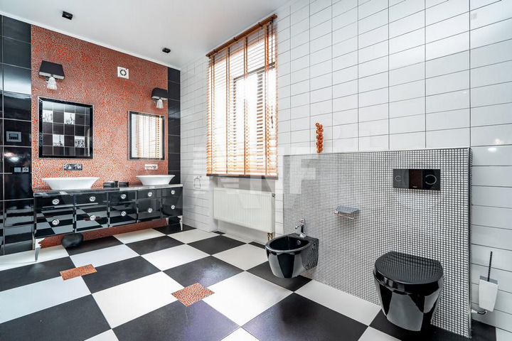 Дом 1000 м² на участке 15 сот.