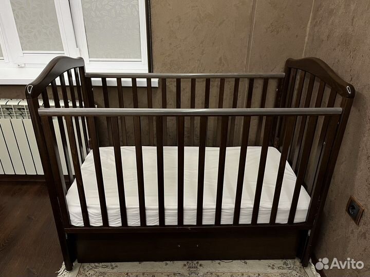 Детская кровать с пеленальным столиком-комодом