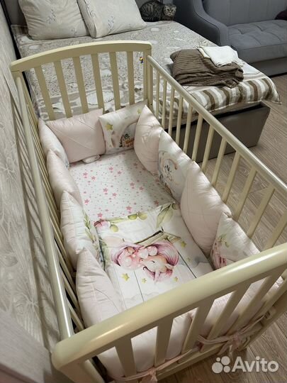 Детская кроватка с маятником