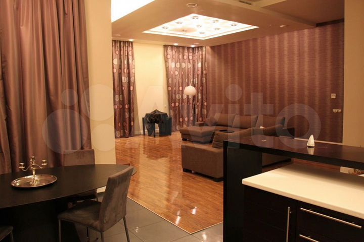 Доля в 4-к. квартире, 216 м², 37/38 эт.