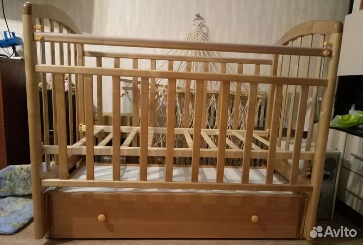 Детская кроватка с маятником и ящиком