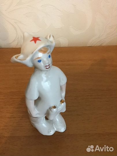 Статуэтка СССР Фарфор Мальчик и биноклем