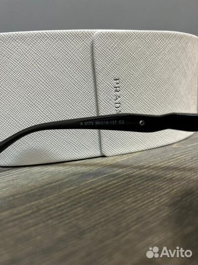 Солнцезащитные очки женские prada