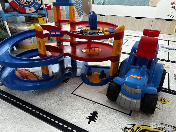 Игровой центр/ парковка Полесье и экскаватор