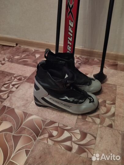 Лыжные ботинки и лыжи